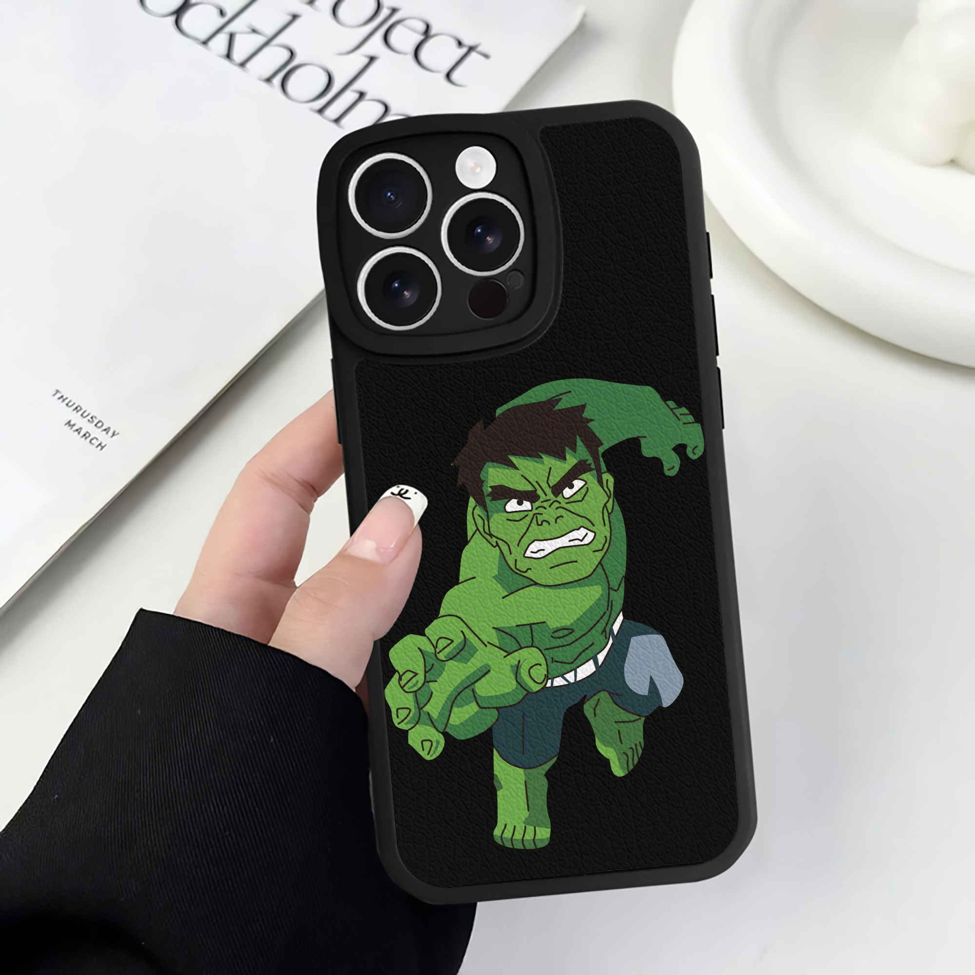（画像用） アベンジャーズ The Avengers 【iPhone 16シリーズ対応】シリコンスマホケース（レザー調） 材質：シリコン